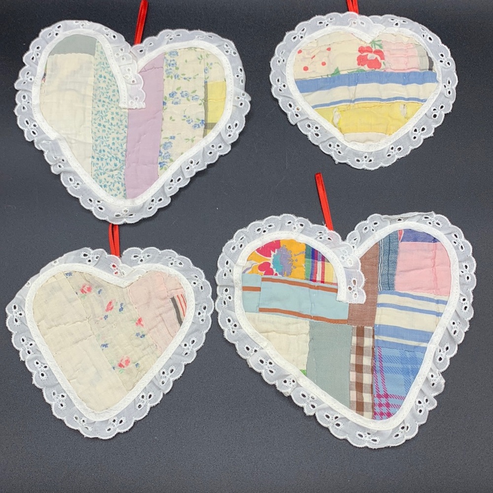 Vintage 4 Feed Sack Quilted Handmade Heart Shaped Eyelet Lace Ornaments Coasters